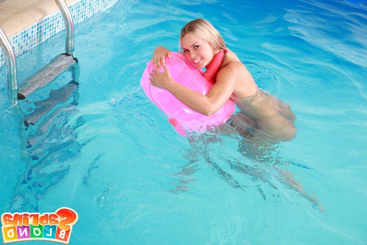 15P Pictures of Sabrina Blond masturbating after a swim