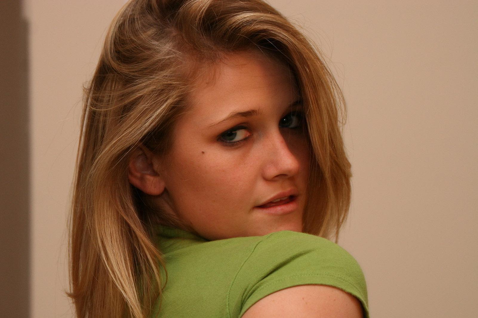 20P Pictures of teen girl Samantha Gauge showing you up her skirt