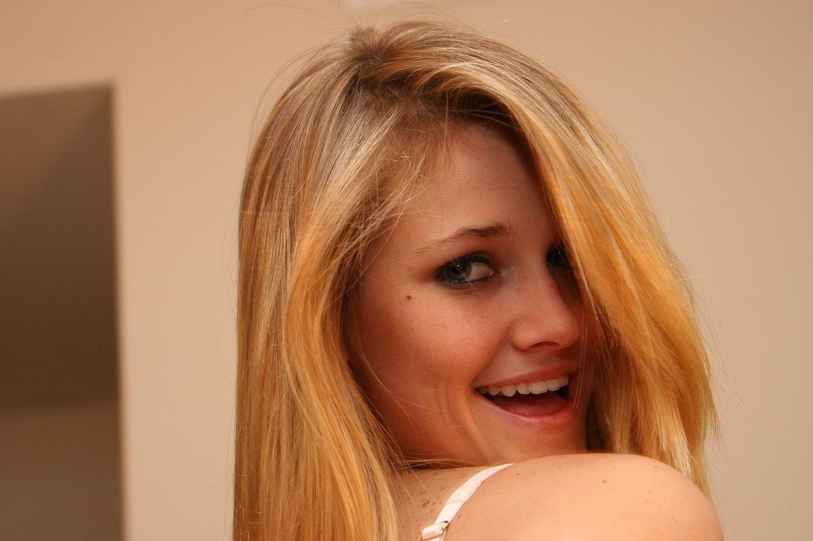 20P Pictures of teen girl Samantha Gauge showing you up her skirt