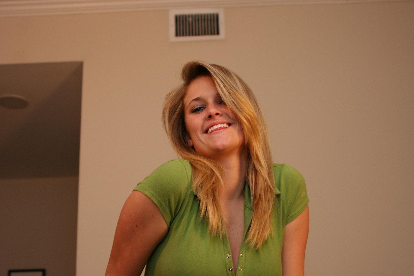 20P Pictures of teen girl Samantha Gauge showing you up her skirt