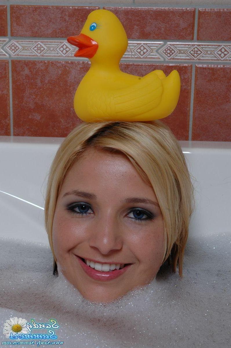20P Pictures of Sandy Summers getting all hot and wet for you