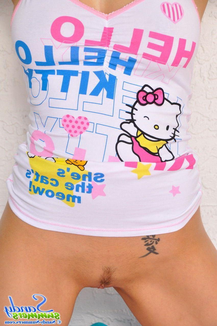 20P Pictures of teen star Sandy Summers playing with her pussy