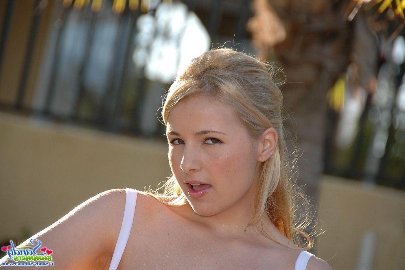 20P Pictures of Sandy Summers getting all wet for you
