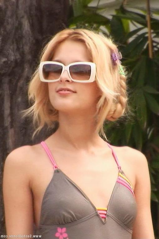 15P Pictures of teen Sasha Blonde going for a swim