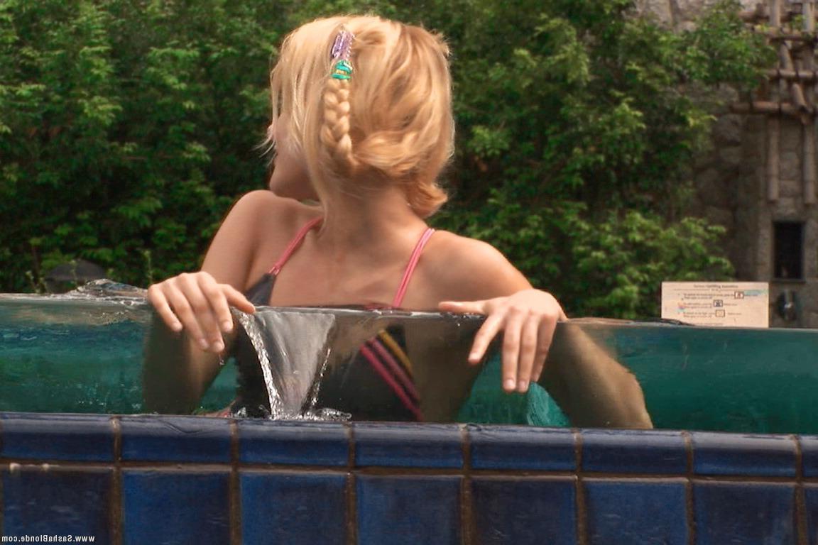 15P Pictures of teen Sasha Blonde going for a swim