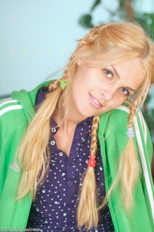 15P Pictures of teen Sasha Blonde stuffing her pussy with a vibrator