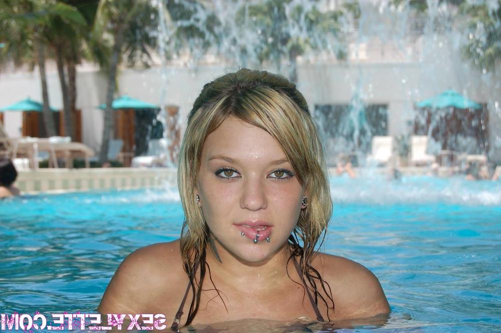 15P Pictures of teen Sexy Lette having fun on vacation