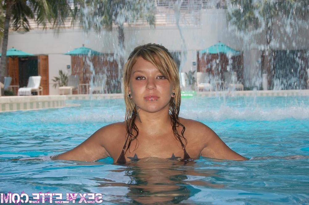 15P Pictures of teen Sexy Lette having fun on vacation