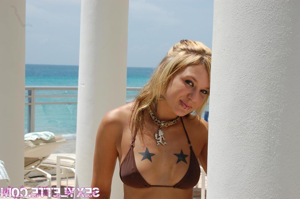 15P Pictures of teen Sexy Lette having fun on vacation