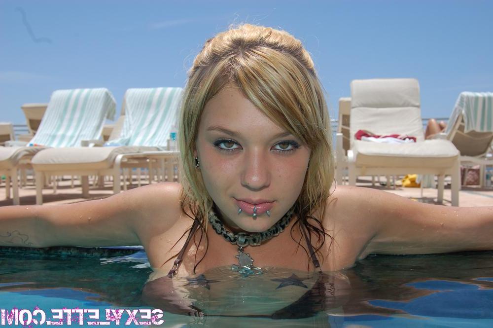15P Pictures of teen Sexy Lette having fun on vacation