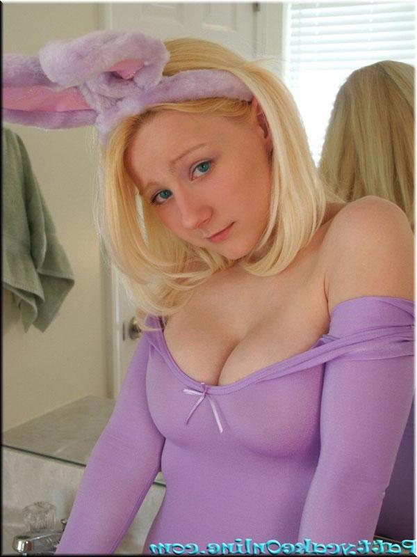 16P Pictures of Sexy Patty Cake looking beautiful by the mirror
