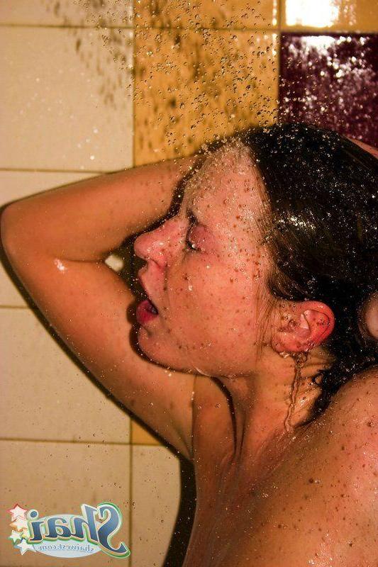 20P Pictures of teen chick Shai West getting all wet for you