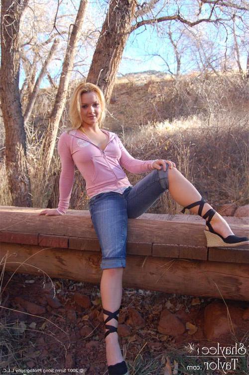16P Pictures of teen model Shaylee Taylor teasing outside
