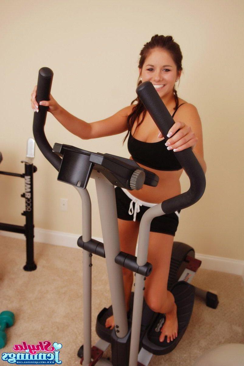 20P Pictures of Shyla Jennings getting hot in the gym