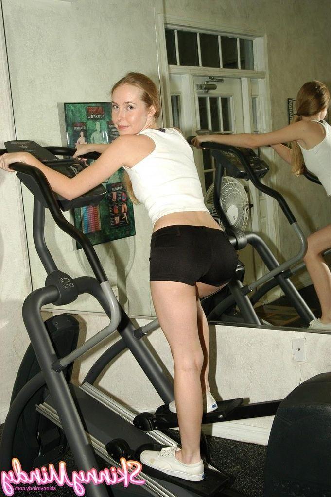20P Pictures of teen chick Skinny Mindy getting hot in the gym