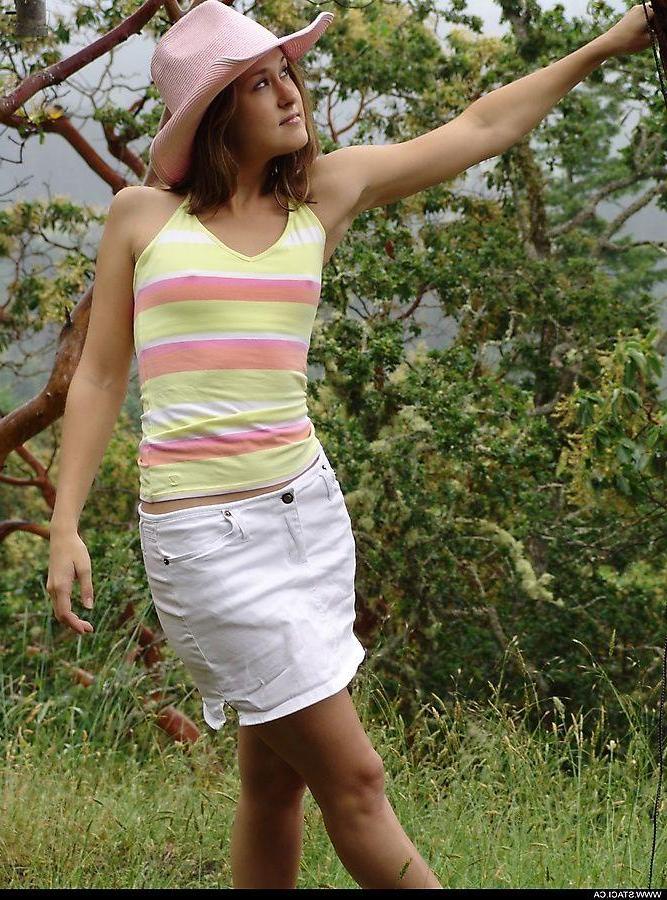 18P Pictures of Staci.ca exposing her tits outside