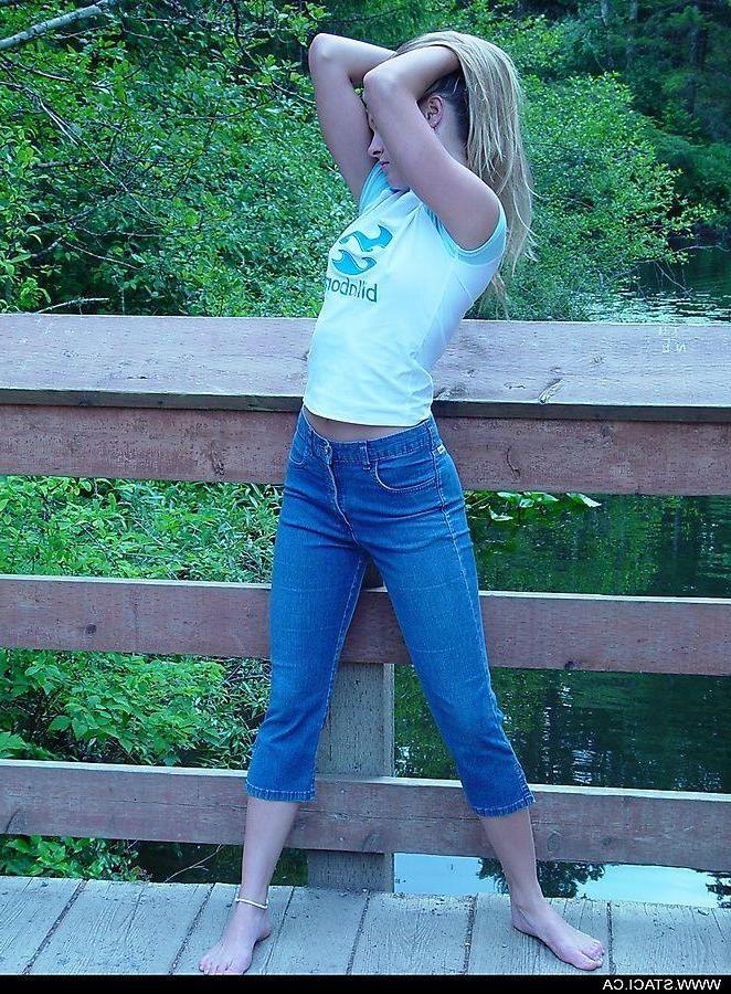 20P Pictures of Staci.ca exposing her tits outside