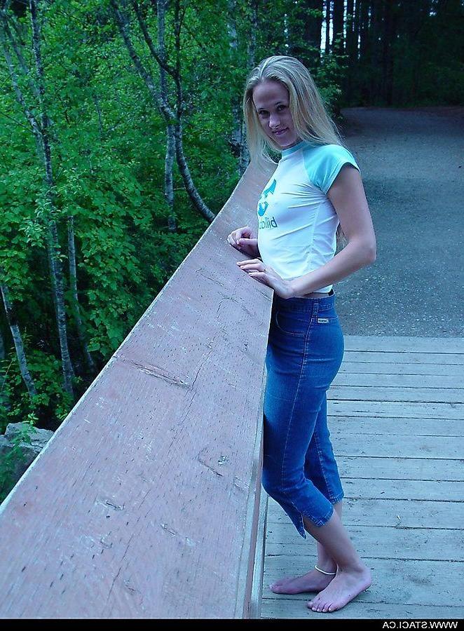 20P Pictures of Staci.ca exposing her tits outside