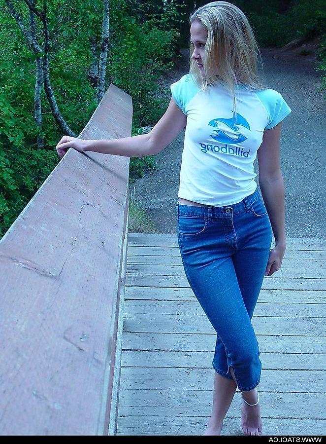 20P Pictures of Staci.ca exposing her tits outside