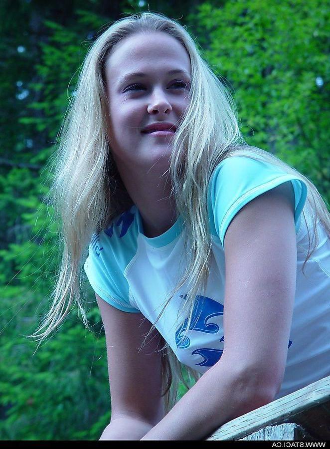 20P Pictures of Staci.ca exposing her tits outside