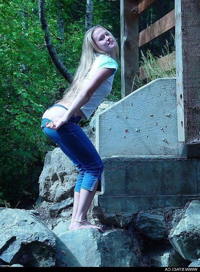 20P Pictures of Staci.ca exposing her tits outside