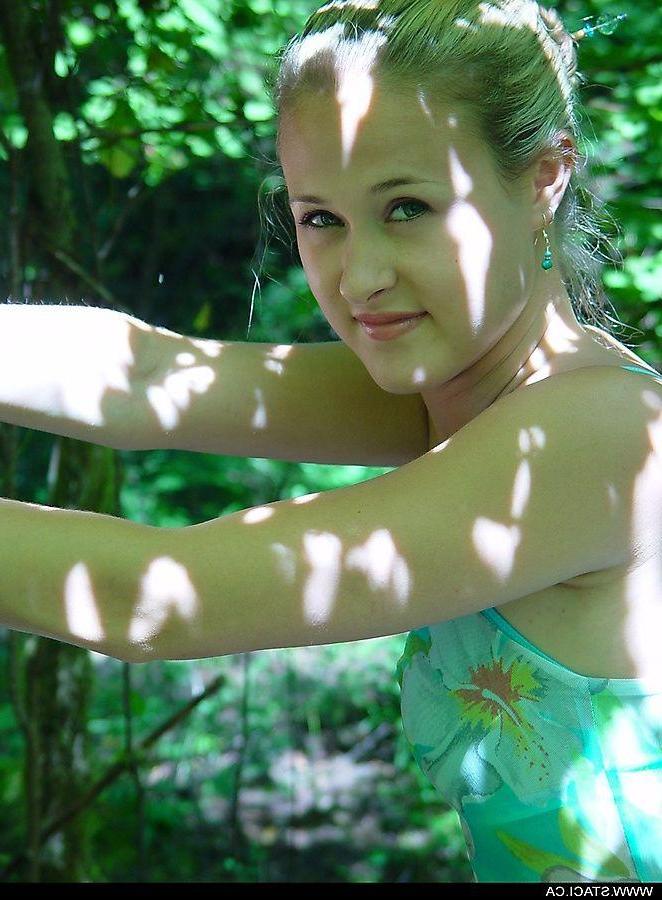 20P Pictures of teen model Staci.ca stripping outside