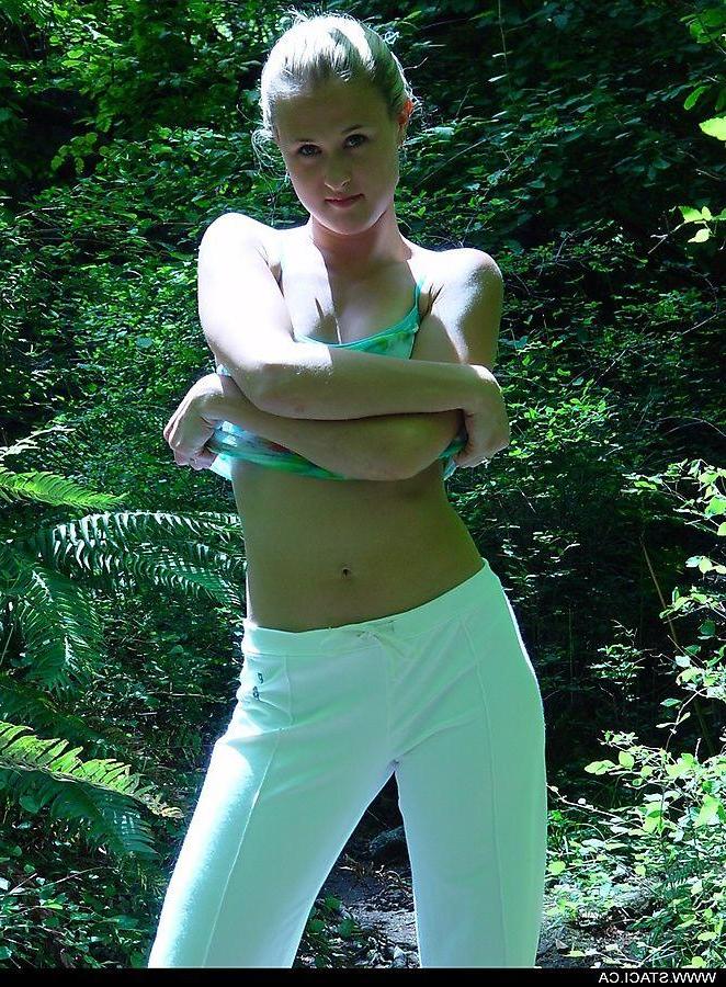 20P Pictures of teen model Staci.ca stripping outside