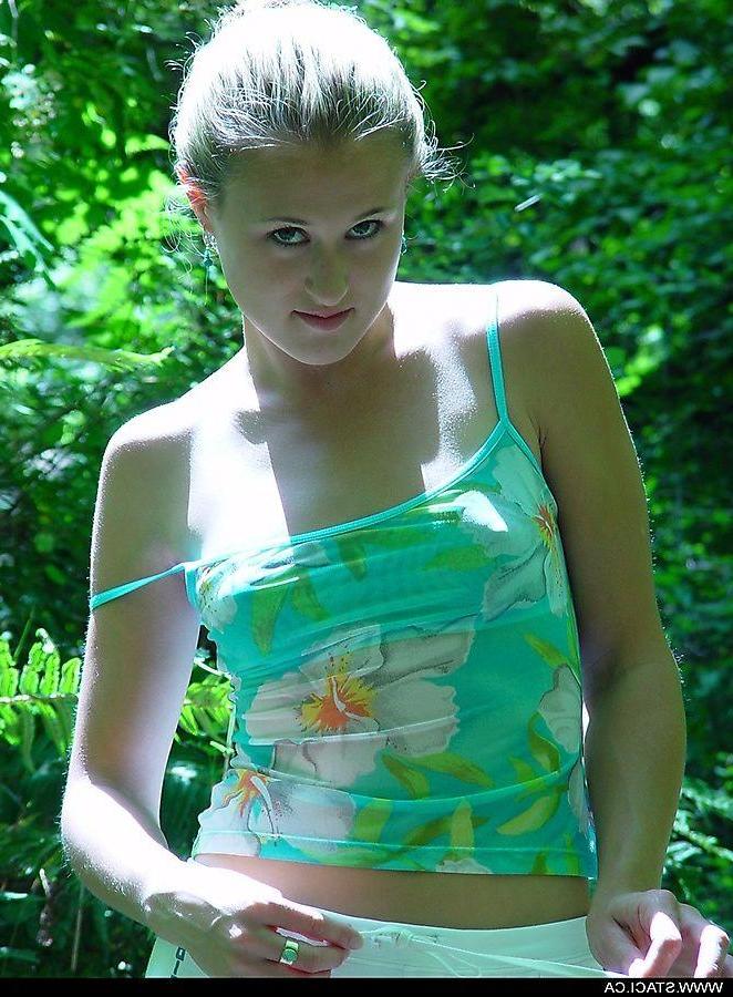 20P Pictures of teen model Staci.ca stripping outside
