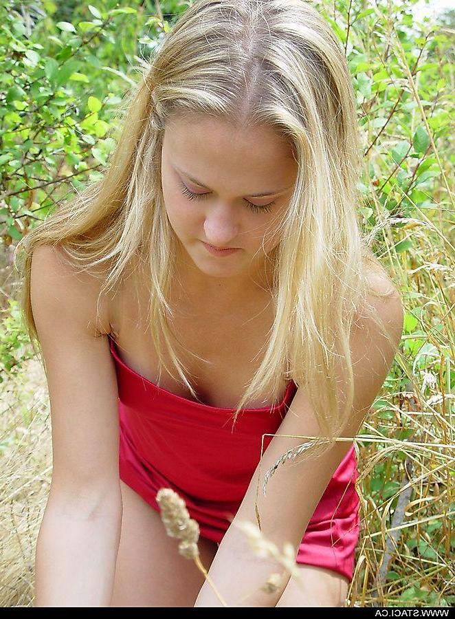 20P Pictures of teen amateur Staci.ca showing her tits outside
