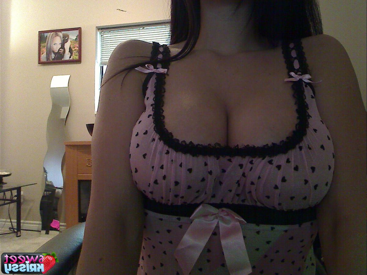 20P Screencaps of Sweet Krissy putting on a sexy webcam show