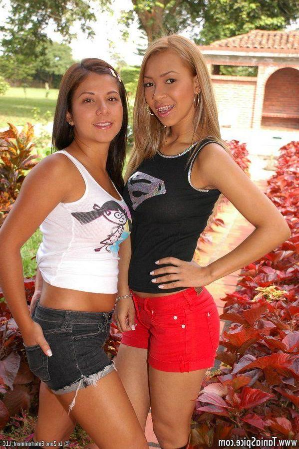 15P Pictures of Tania Spice enjoying some teen pussy outside