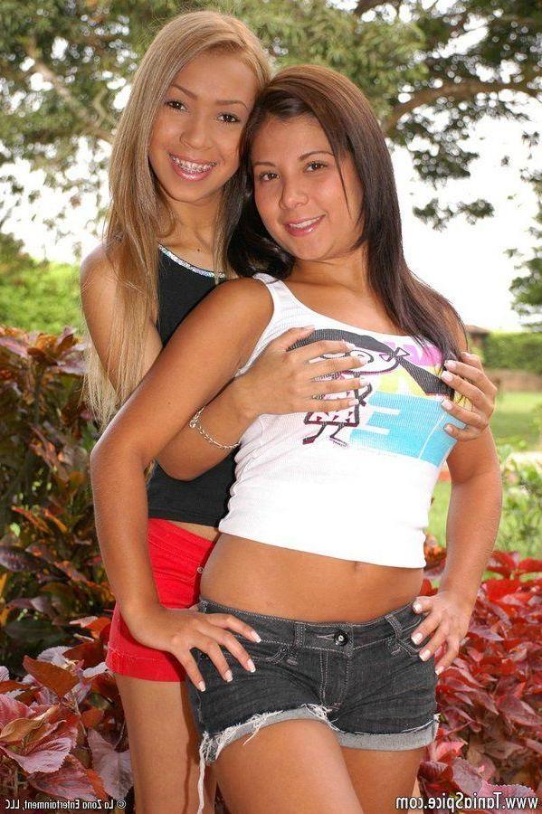 15P Pictures of Tania Spice enjoying some teen pussy outside