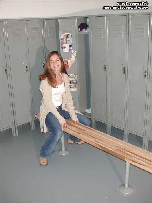 20P Pictures of Tawnee Stone getting changed at school