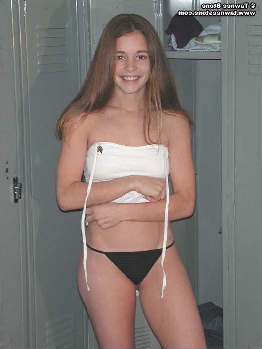20P Pictures of Tawnee Stone getting changed at school
