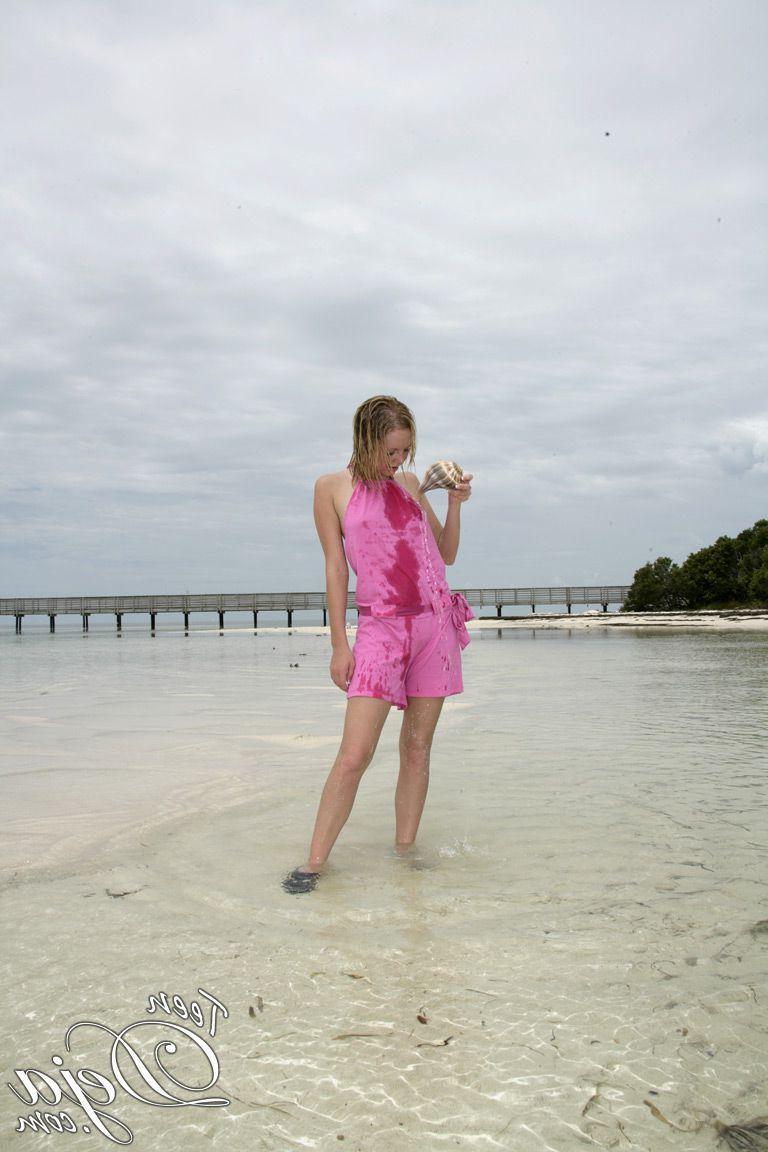 20P Pictures of Teen Deja getting wet and naked on a beach
