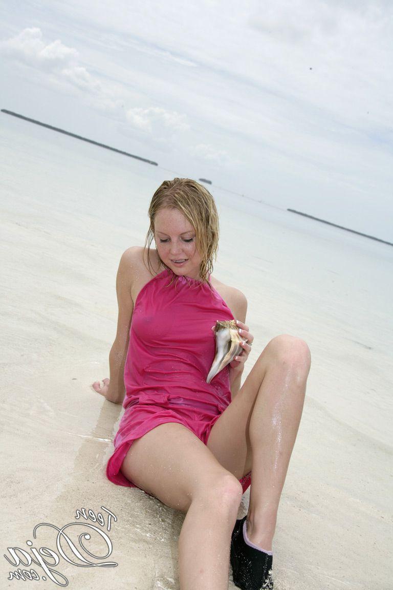 20P Pictures of Teen Deja getting wet and naked on a beach