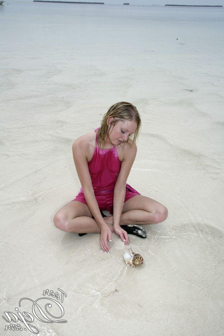 20P Pictures of Teen Deja getting wet and naked on a beach
