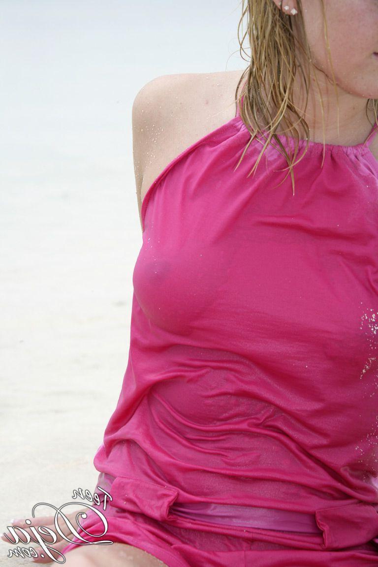 20P Pictures of Teen Deja getting wet and naked on a beach