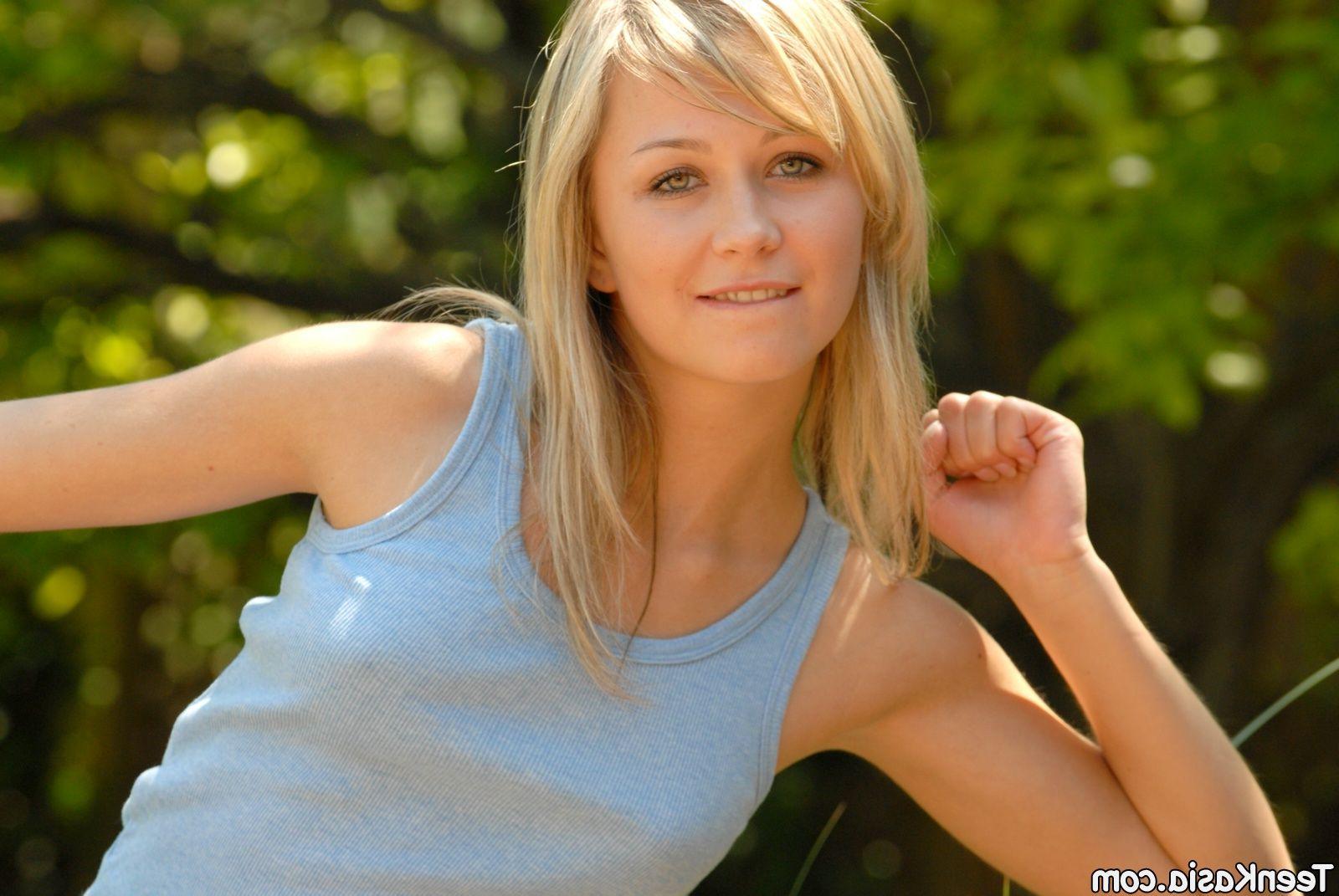 20P Pictures of Teen Kasia getting wet outside