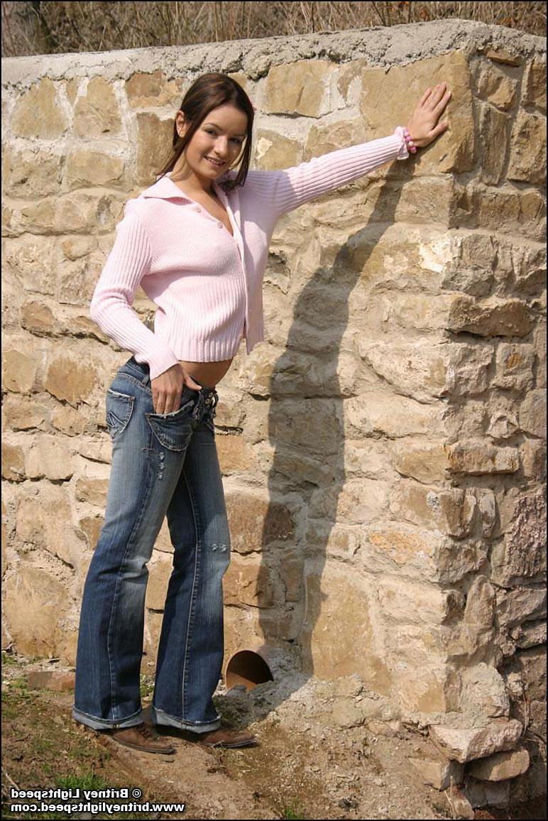20P Pictures of Dana Lightspeed pulling down her pants