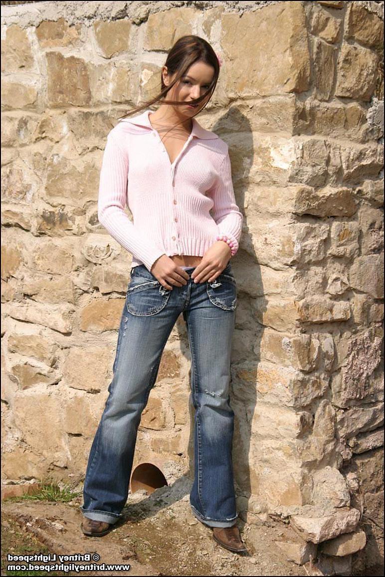 20P Pictures of Dana Lightspeed pulling down her pants