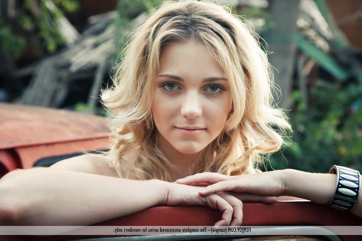16P Pictures of blonde teen Thea C displaying her hot nude body