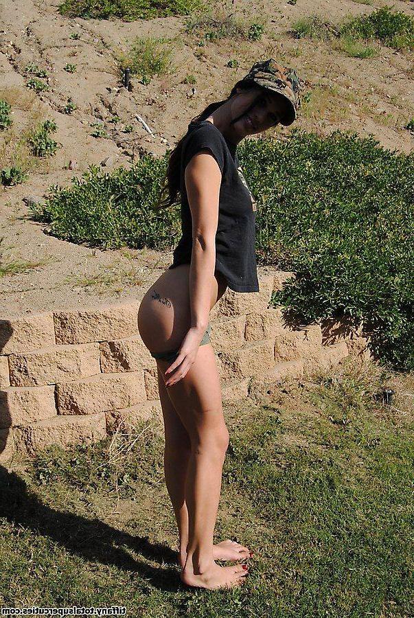 20P Pictures of Tiffany getting wet outside
