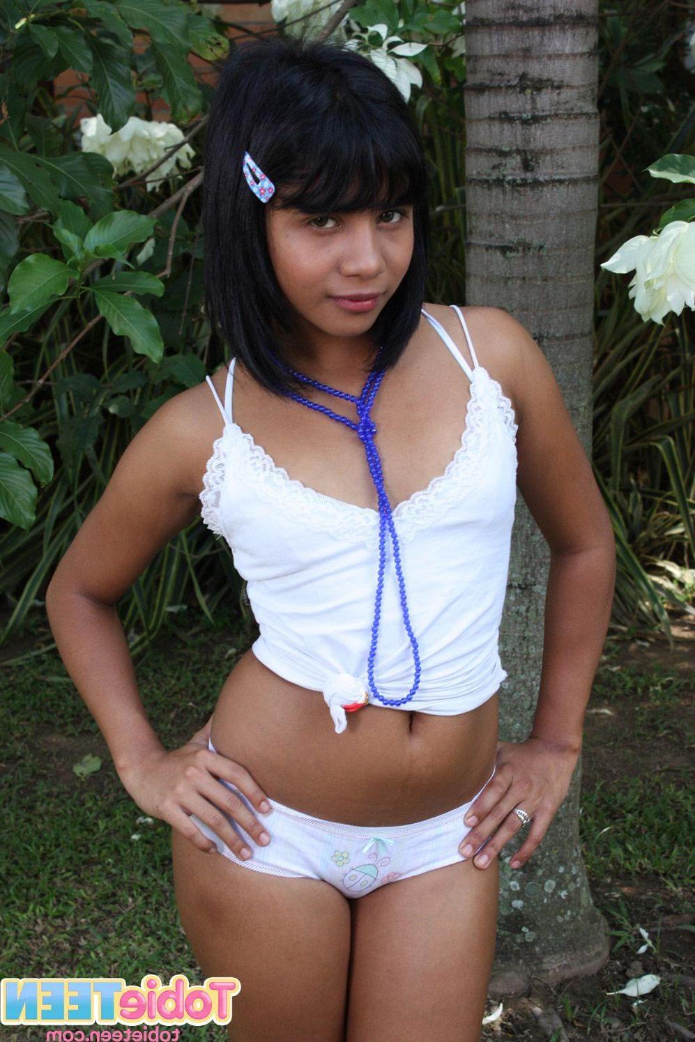 10P Pictures of teen babe Tobie Teen stripping for your pleasure
