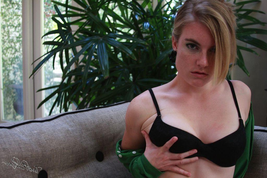 14P Pictures of teen slut Touch Ella pulling out her tits and pussy for you