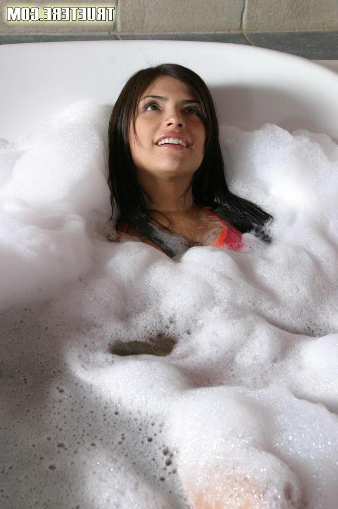 15P Pictures of True Tere getting all soaped up and wet