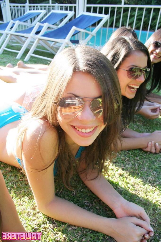15P Photos de 5 jeunes étudiantes chaudes en bikini