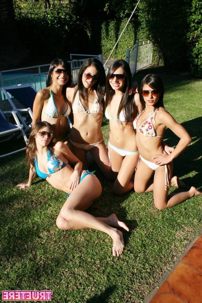 15P Photos de 5 jeunes étudiantes chaudes en bikini