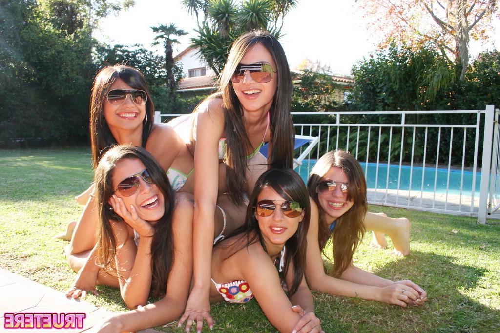15P Photos de 5 jeunes étudiantes chaudes en bikini