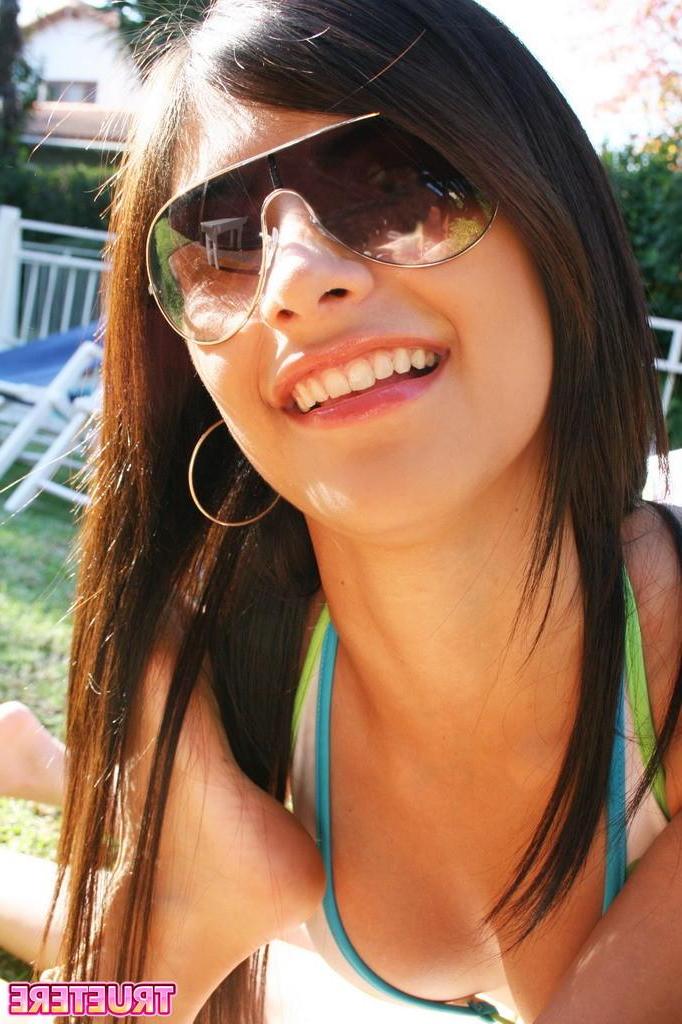 15P Photos de 5 jeunes étudiantes chaudes en bikini